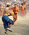 Azione in una partita di calcio storico